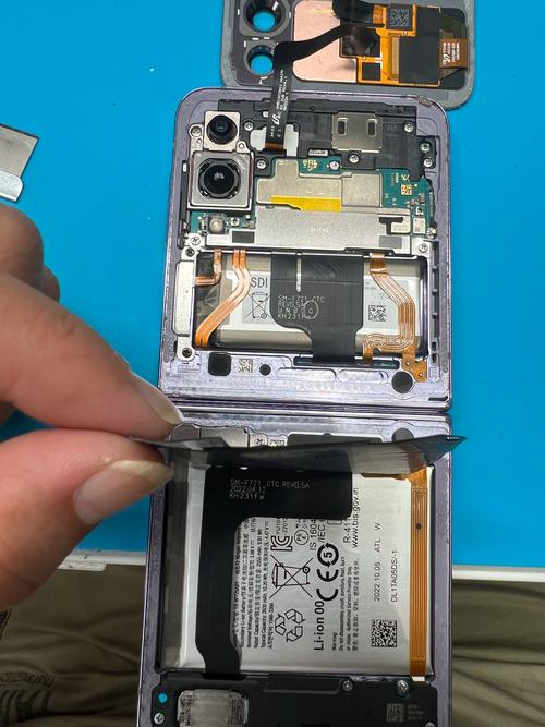 三星c7000拆机教程图解，拆机步骤和注意事项有哪些？-图1